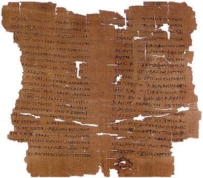 Oude papyrus met dichtbeschreven regels in donkere inkt