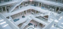 Ruime bibliotheek met boekenwanden, galerijen en vele trappen