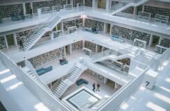 Ruime bibliotheek met boekenwanden, galerijen en vele trappen