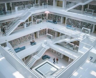 Ruime bibliotheek met boekenwanden, galerijen en vele trappen